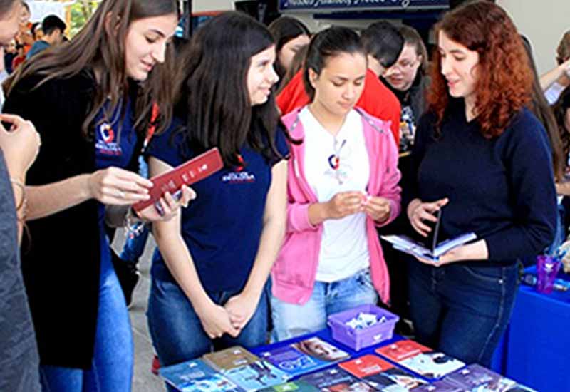 feira das profissões - Colégio Ideologia